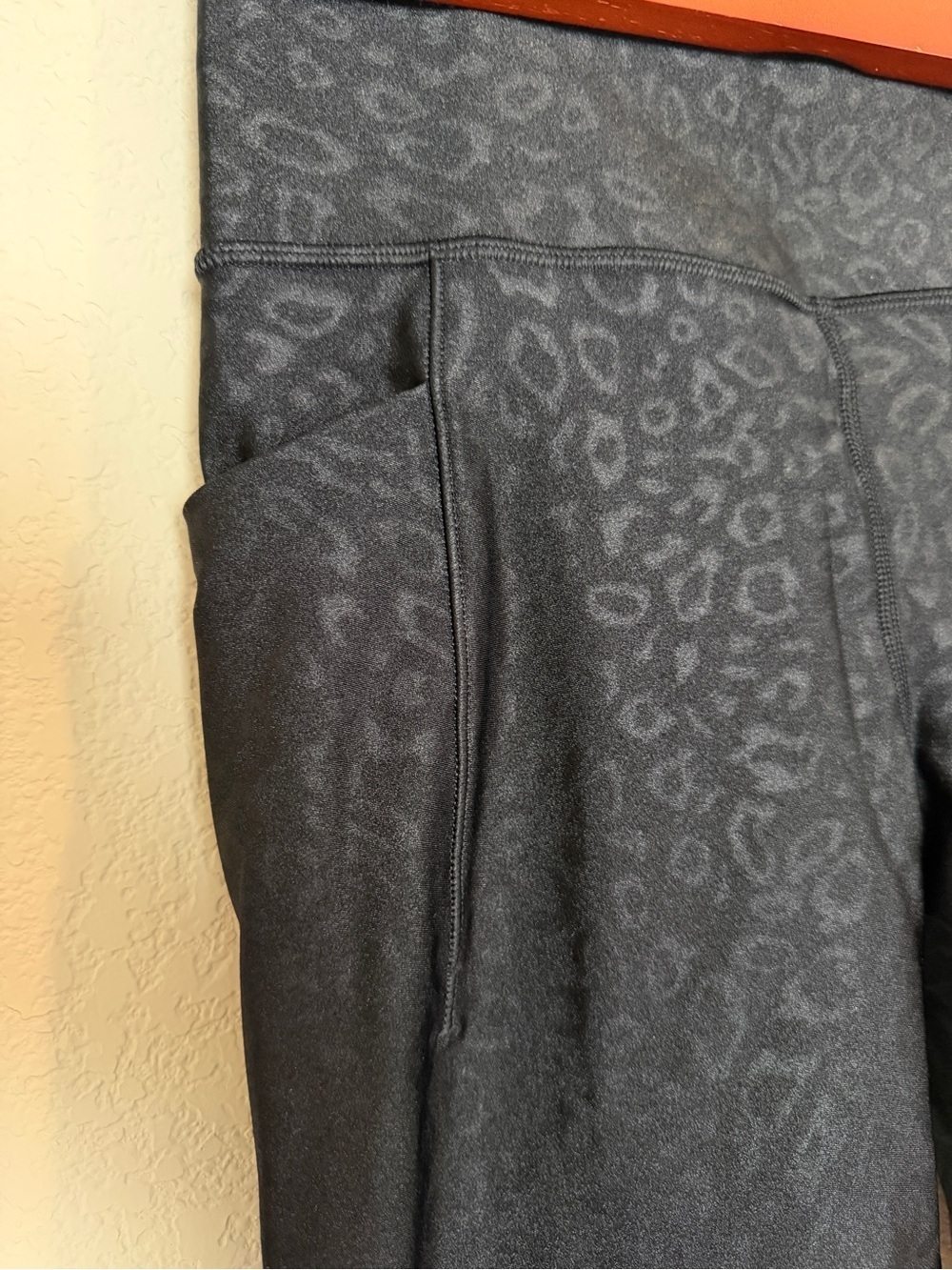 Athleta Black Leopard Embossed 7/8 Salutation Stash Tight Leggings